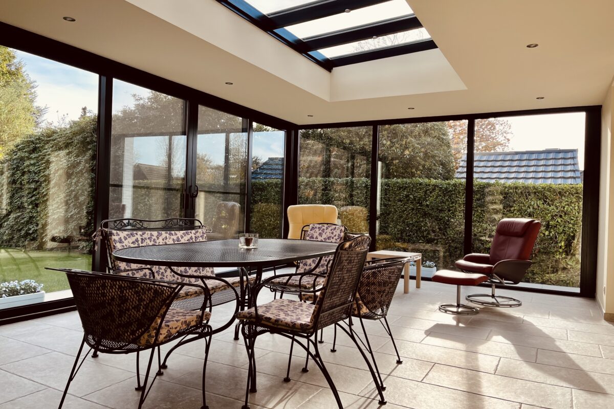 Moderne veranda bij hellend dak