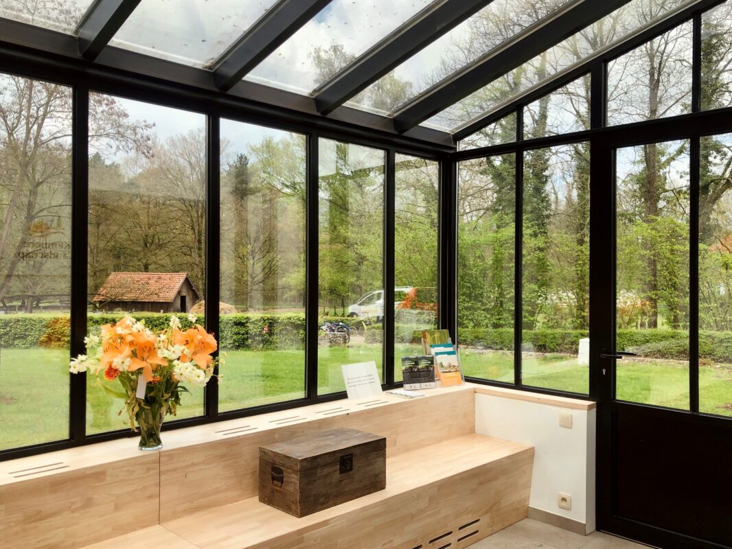 Glazen steellook veranda bij kasteel