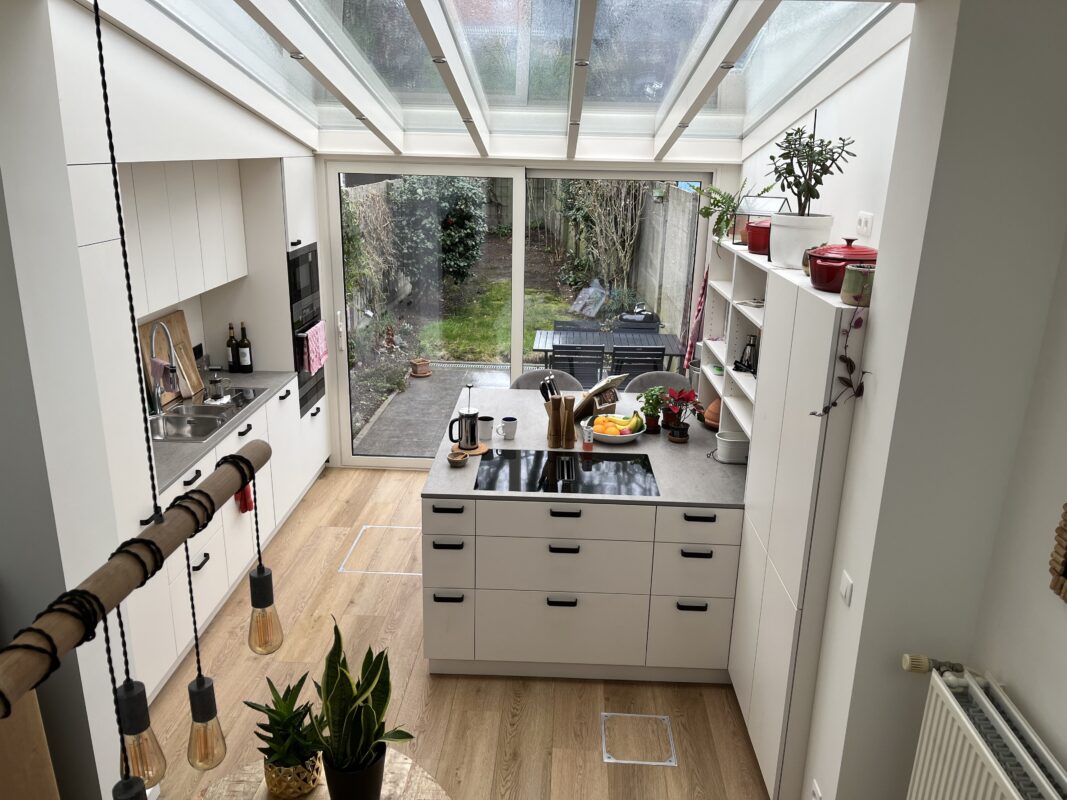 Stijlvolle glazen uitbouw
