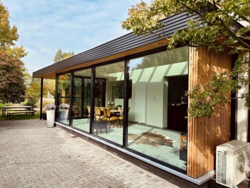  | Moderne veranda met oversteek in Decowall en thermowood afwerking